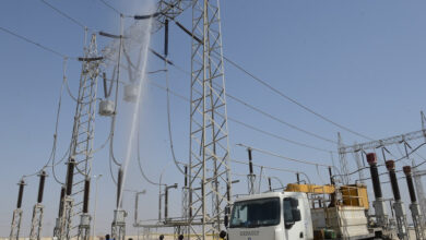 تصویر از شستشوی 131 پست برق و تعویض بیش از 2 هزار زنجیره مقره در خوزستان
