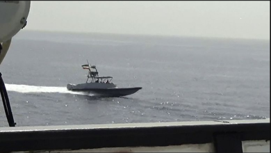 تصویر از ادعای سنتکام: قایق سپاه پاسداران هنگام عبور ناوهای آمریکایی از تنگه هرمز «اقدام خطرناک» داشتند