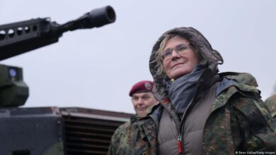 تصویر از فشار اپوزیسیون برای استعفای وزیر دفاع آلمان بعد از پیغام سال نو