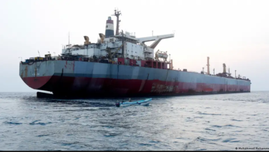 تصویر از آغاز عملیات انتقال نفت از تانکر فرسوده در سواحل یمن