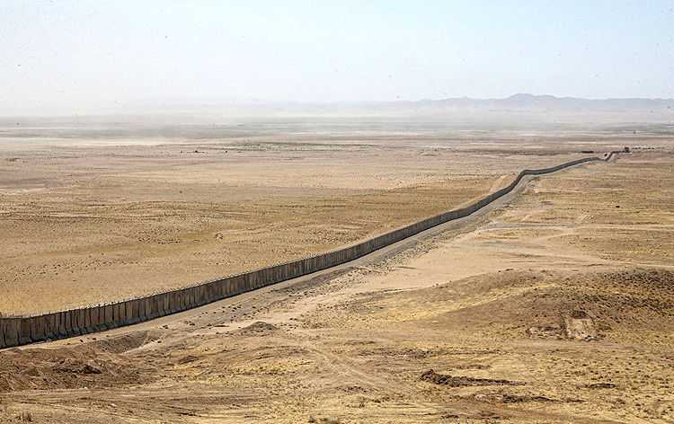 تصویر از دیوار مرزی ایران و افغانستان تکمیل می شود