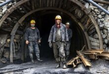 تصویر از کارگران با جیب‌های خالی قربانی می‌شوند