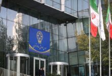 تصویر از ریسک‌های مختلف چگونه موجب جاماندگی دلاری بورس شدند؟