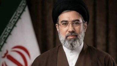 تصویر از آیتالله سیدمجتبی خامنهای سومین رهبر انقلاب اسلامی شد