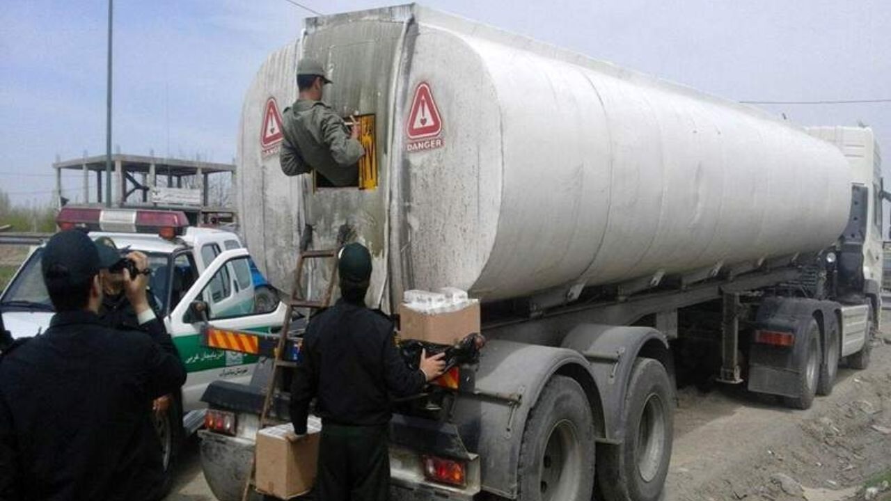 تصویر از دولت میداند چه کسانی در این مملکت سوخت قاچاق میکنند، اما جرئت برخورد را ندارد